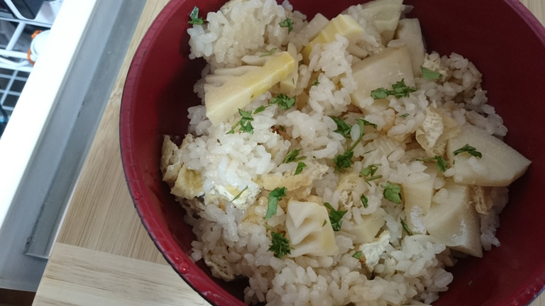 Preparando el arroz con brote de bambú